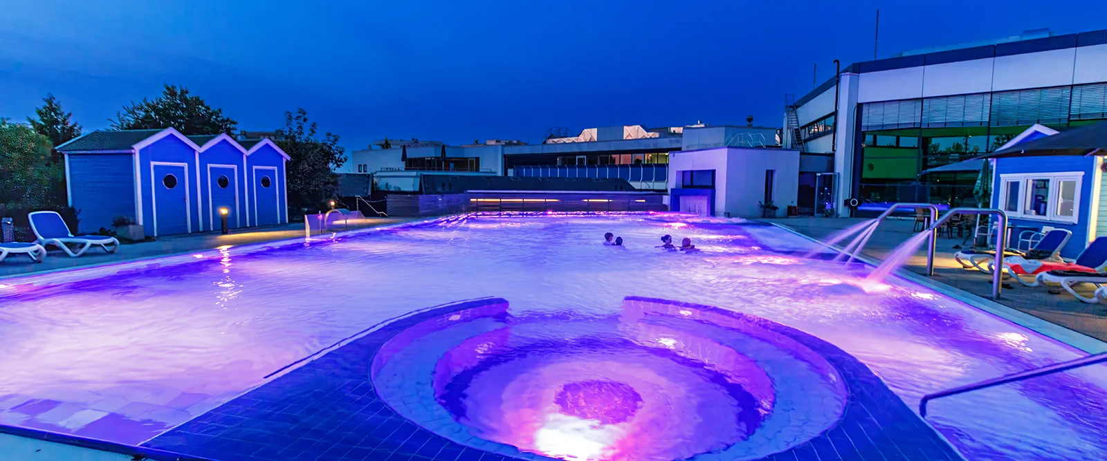 Beleuchtetes Außenbecken der Landgrafentherme - Bad Nenndorf