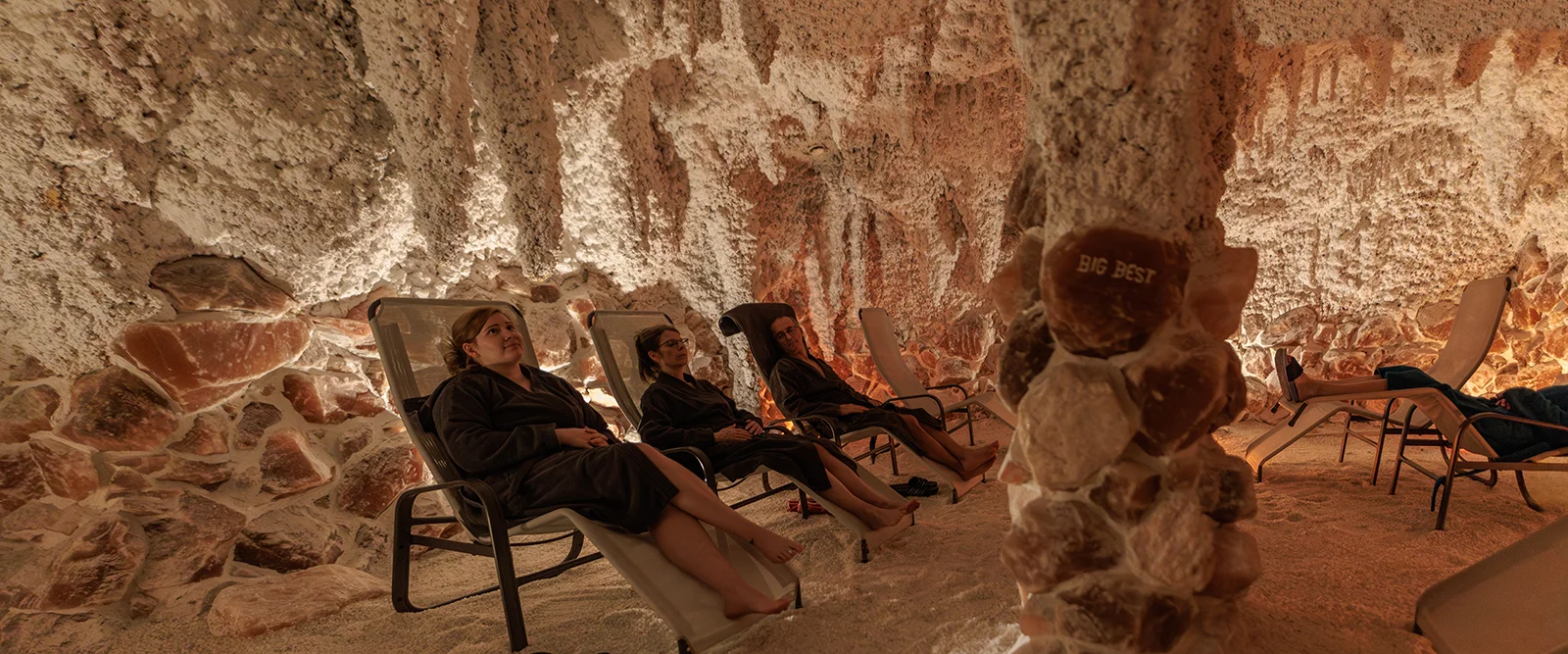 Besucher entspannen in der Meersalzgrotte der Landgrafentherme